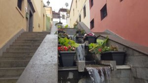 La fuente de la escalinata en la calle Diputación se pone en marcha tras su rehabilitación
