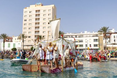 La XXV Regata de Achipencos del Carnaval de Puerto del Rosario une a m&aacute;s de 7.000 personas en la capital este 2023
