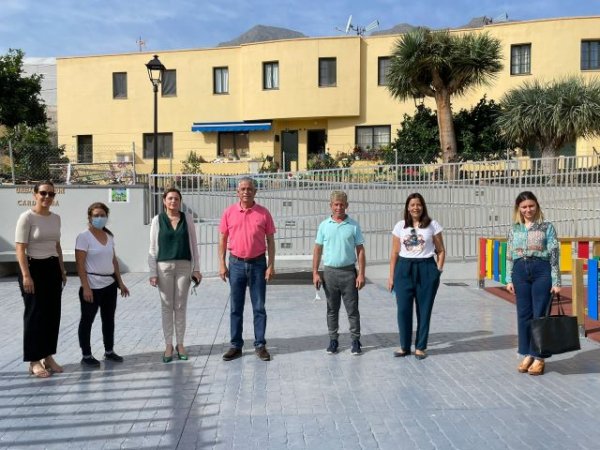 La Aldea: Visita de la directora del ICAVI a la plaza de la urbanización de VPO en La Cardonera