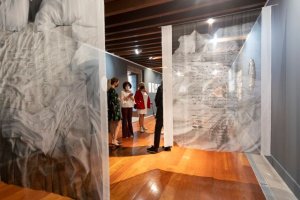 Fabiola Ubani realiza una visita guiada a la exposición ‘Galdós íntimo (cartas)’