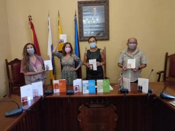 Agaete: La asociación ADOC dona libros para las bibliotecas del municipio