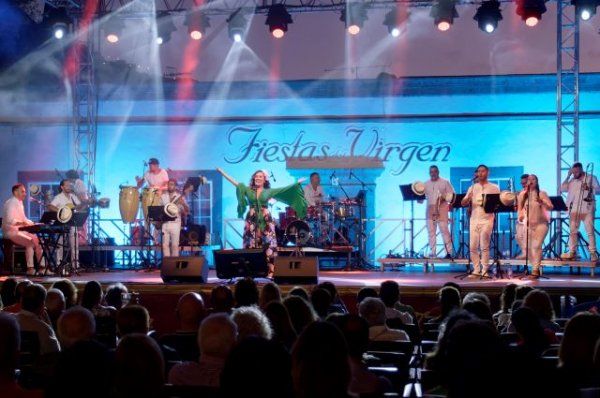 Fiestas de la Virgen de Gu&iacute;a: &Eacute;xito del tributo a Gloria Estefan, en la voz de Natalia Palacios