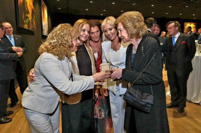 La Reina Sof&iacute;a recibe en Gran Canaria el Pin de Oro de la Fundaci&oacute;n Alejandro da Silva, referente en el apoyo a ni&ntilde;os con leucemia