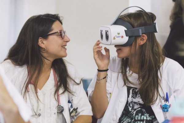 El Materno Infantil utiliza gafas de realidad virtual para disminuir la tensi&oacute;n y ansiedad en Pediatr&iacute;a