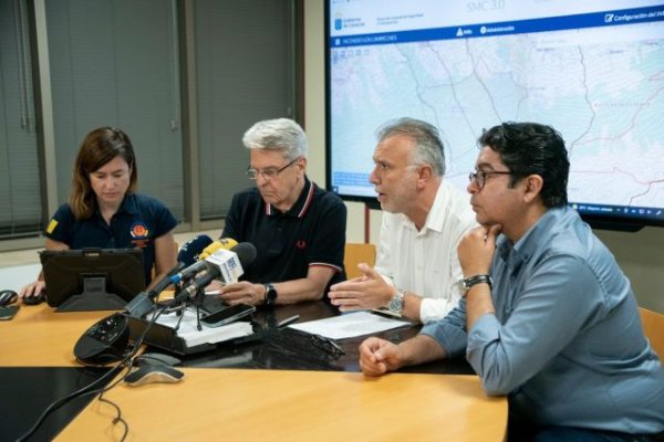Torres resalta que el avance del fuego ha sido menor gracias a los trabajos de extinción y la meteorología