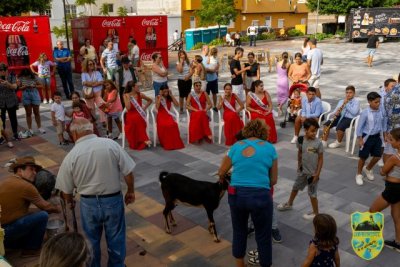 Gáldar: El ambiente sano y fiestero creado por los múltiples participantes, enarbola la Batalla de Flores de Barrial