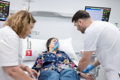 La Universidad Europea de Canarias acerca la realidad cl&iacute;nica de la enfermer&iacute;a a las aulas