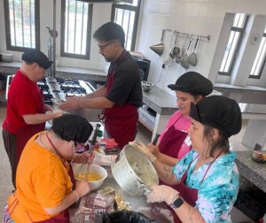 Los usuarios del Centro Ocupacional Comarcal Santa María de Guía reciben un diploma por sus excelentes dotes culinarias