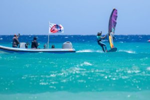 Velocidad, viento y espectáculo en el arranque del 37º Campeonato del Mundo de Windsurf Slalom X