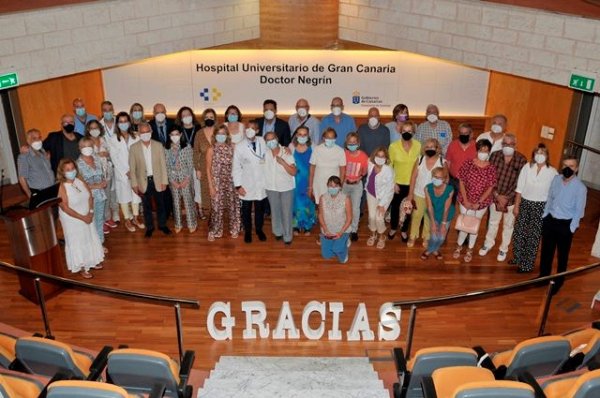 El Hospital Dr. Negrín homenajea a los 56 profesionales jubilados en 2021