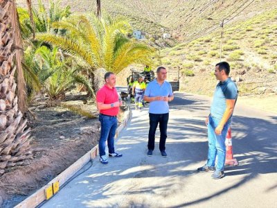 El Ayuntamiento de Gu&iacute;a repara el socav&oacute;n de la carretera de La Atalaya que va al cementerio y Caleta