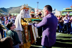 G&aacute;ldar: Miles de personas llenan de ilusi&oacute;n reciben a los Reyes Magos en su llegada al Estadio de Barrial