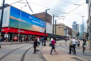 Turismo felicita al Manchester City por ganar la Champions con una valla gigante en el centro de la ciudad