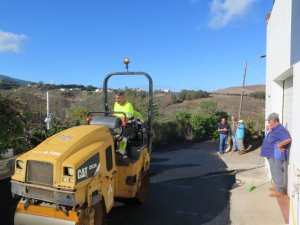El Ayuntamiento de Guía ejecuta el asfaltado de Lomo Tomás, en la zona de medianías