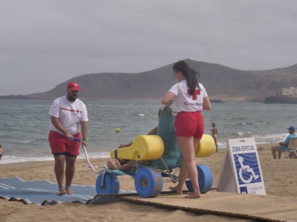 Cruz Roja y la Fundación AXA presentan el servicio adicional de ocio y baño especial para personas con discapacidad.