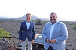 Mariano Zapata y Samuel Mart&iacute;n comprueban los avances de la restauraci&oacute;n de conos volc&aacute;nicos en Lanzarote