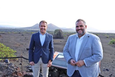 Mariano Zapata y Samuel Mart&iacute;n comprueban los avances de la restauraci&oacute;n de conos volc&aacute;nicos en Lanzarote