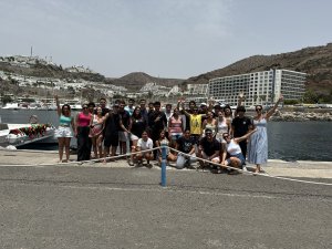 Varias decenas de jóvenes de La Aldea participan en la travesía marítima ‘Paseo en catamarán’