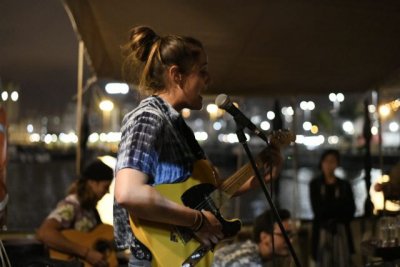 Elena Santana, líder de ‘La Cangreja’, se presenta con su guitarra en la Casa-Museo Antonio Padrón