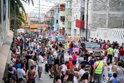 Gáldar: Apoteósica Batalla de Flores para despedir por todo lo alto el Día Mayor de las fiestas de Barrial
