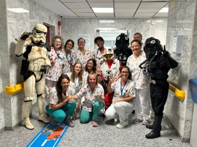 Los niños y niñas del Hospital Universitario La Candelaria reciben la visita de personajes de Star Wars