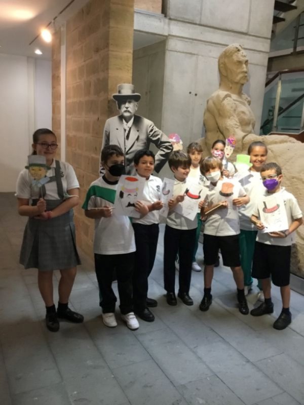 La visitas escolares a la Casa-Museo Pérez Galdós escudriñan su biblioteca