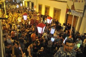 Grandes y pequeños abren las fiestas con talleres familiares de farolillos y papahuevos en miniatura