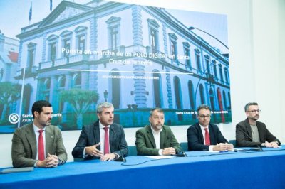 Manuel Dom&iacute;nguez y el alcalde de Santa Cruz, Jos&eacute; Manuel Berm&uacute;dez, presentan el Polo Digital