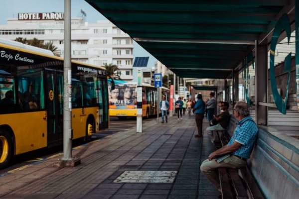 Guaguas Municipales intensifica los servicios en fin de semana y adapta sus horarios en verano por el final del periodo académico