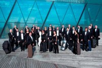 El violinista Sergei Dogadin acompaña a la Orquesta de Lituania en su gira por las islas