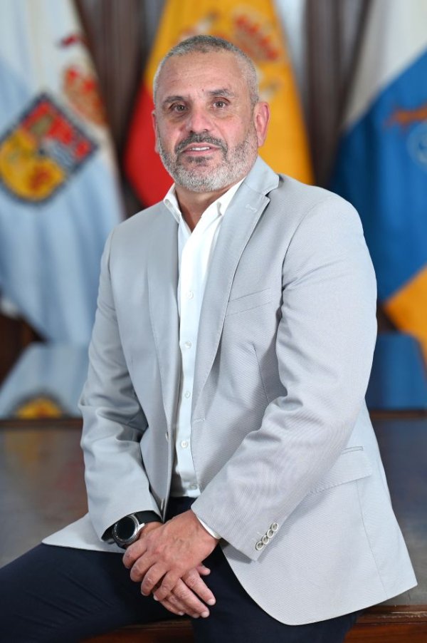 El alcalde de Gu&iacute;a reafirma su respeto a la Virgen y aclara que su gesto durante la traca de voladores expresaba su desacuerdo con la decisi&oacute;n de la Iglesia