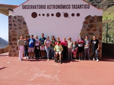 Usuarios de los centros de discapacidad y salud mental de La Aldea contemplan el sol en una actividad astronómica