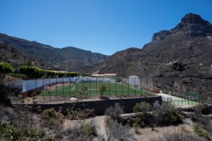 Tejeda inaugura los nuevos equipamientos, el césped artificial y la iluminación LED del campo de fútbol municipal