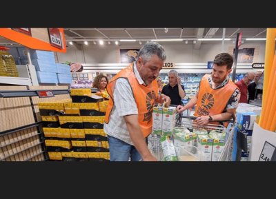 Alerta ante una posible estrategia coordinada de 16 cadenas de la distribuci&oacute;n para hundir los precios de la leche