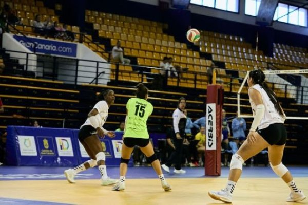 Voleibol Femenino: Victoria trabajada del CV Sayre Centro Comercial La Ballena en Barcelona