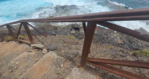 Playa del Frontón en Gáldar, barandillas y escaleras de acceso a la playa en mal estado
