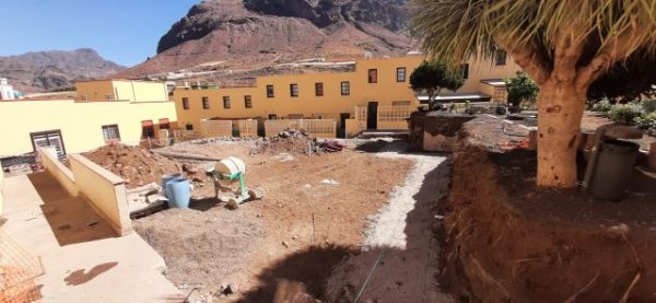 La Aldea: En marcha la obra de la remodelación de la plaza de la urbanización de VPO en La Cardonera