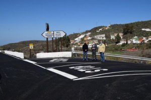 El alcalde de Gáldar visita las obras de reasfaltado del acceso a Juncalillo y Barranco Hondo