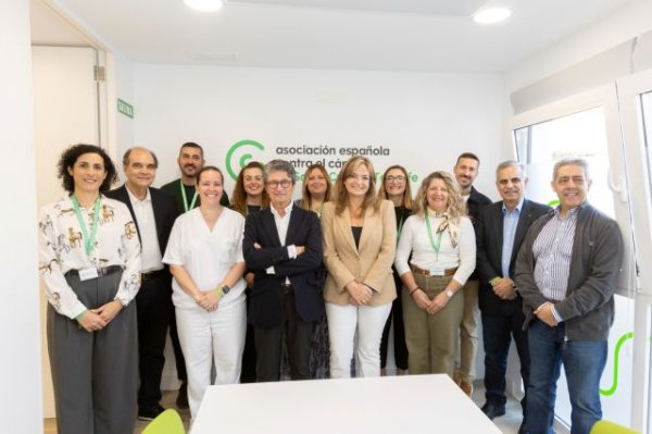 Esther Monz&oacute;n visita la nueva sede de la AECC en Santa Cruz de Tenerife