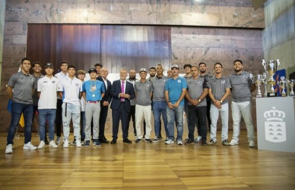 Torres elogia la trayectoria del CD Marlins, campeón de la liga nacional de béisbol 2021-22