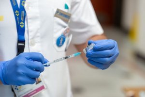 Sanidad administra en La Palma 1.298 dosis de nuevas vacunas contra la covid-19 a personas de más de 80 años