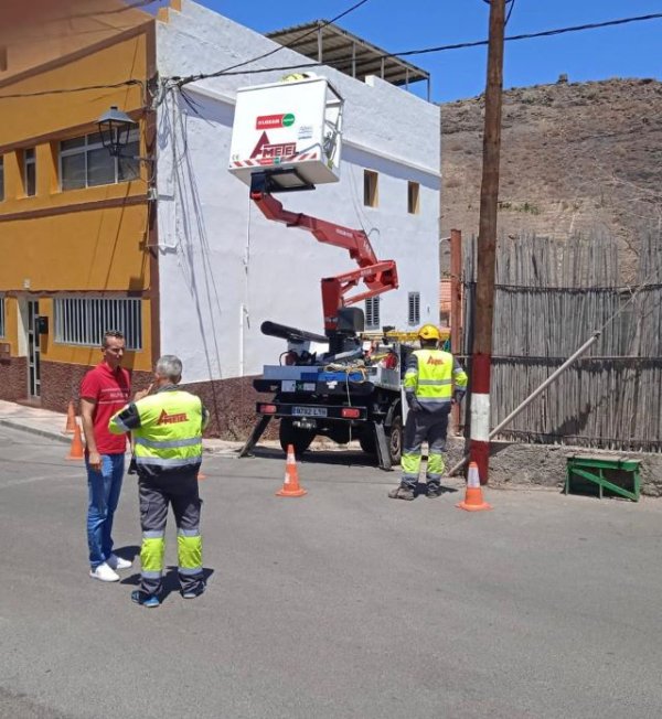 El Ayuntamiento de La Aldea de San Nicolás continúa renovando el tendido eléctrico y el alumbrado público en Tarahalillo