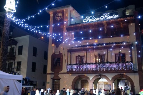 San Sebastián de La Gomera enciende su tradicional alumbrado navideño (Vídeo)