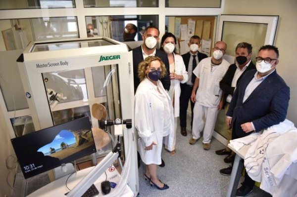 Conrado Dom&iacute;nguez visita el nuevo equipamiento de exploraci&oacute;n de la funci&oacute;n respiratoria del Hospital de La Palma