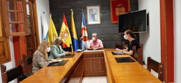 El alcalde recibe a la Consejera de Asuntos Laborales y Sociales de la Embajada de Rumanía en España en el municipio