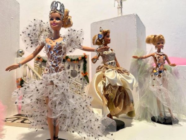 Barbie &quot;se va de Carnaval&quot; en Agaete con una exposición inédita con medio centenar de muñecas con diseños de Reina