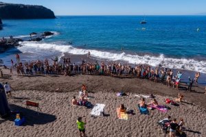 G&aacute;ldar despide 2021 con energ&iacute;a positiva y a 25 grados en una nueva edici&oacute;n de la &lsquo;SwimSilvestre&rsquo;