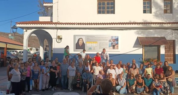 El Ayuntamiento inaugura un mural dedicado al papel de la mujer del pescador de La Aldea