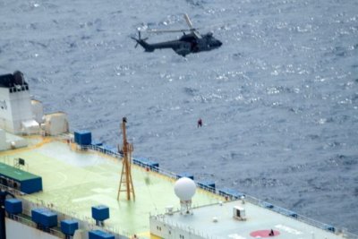 Un helic&oacute;ptero del Ej&eacute;rcito del Aire realiza la aeroevacuaci&oacute;n a una tripulante con apendicitis aguda