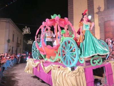 &lsquo;&Eacute;rase una vez en el Reino de Gu&iacute;a&rsquo; inund&oacute; de colorido las calles de la Ciudad en la noche m&aacute;gica de la Cabalgata de Carrozas